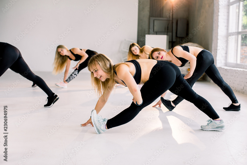 Naklejka premium Group of women exercising on reformer in gym