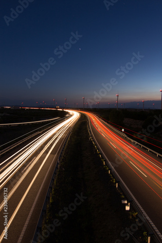 carretera por la noche con coches © Javier