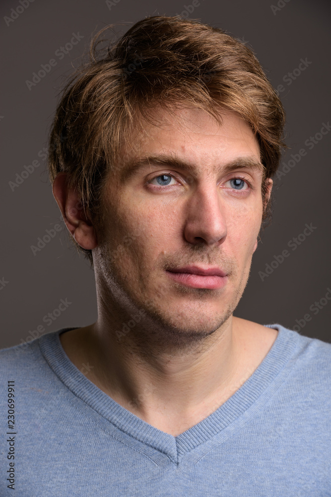 Obraz premium Portrait of handsome man against gray background