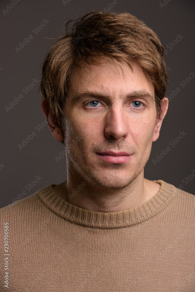 Obraz premium Portrait of handsome man against gray background