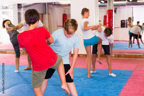 Dzieci ćwiczące ruchy samoobrony