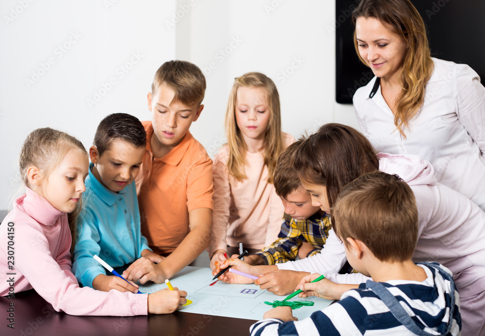 Fototapeta premium Team of elementary age children drawing