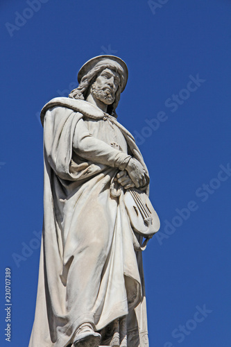 il monumento a Walther von der Vogelweide in piazza Walther a Bolzano photo