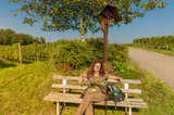 Wanderin Bestager macht Pause auf einer Bank in den Weinbergen
