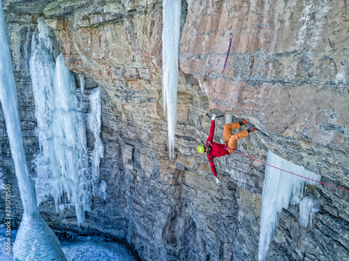 Obraz na płótnie Skilled ice/mixed climber on the rock walls of the East Vail Amphitheater w salonie
