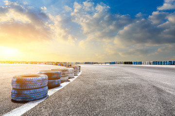 Ingelijste posters Formule 1 Racebaan onder kleurrijke zonsondergang  © ABCDstock