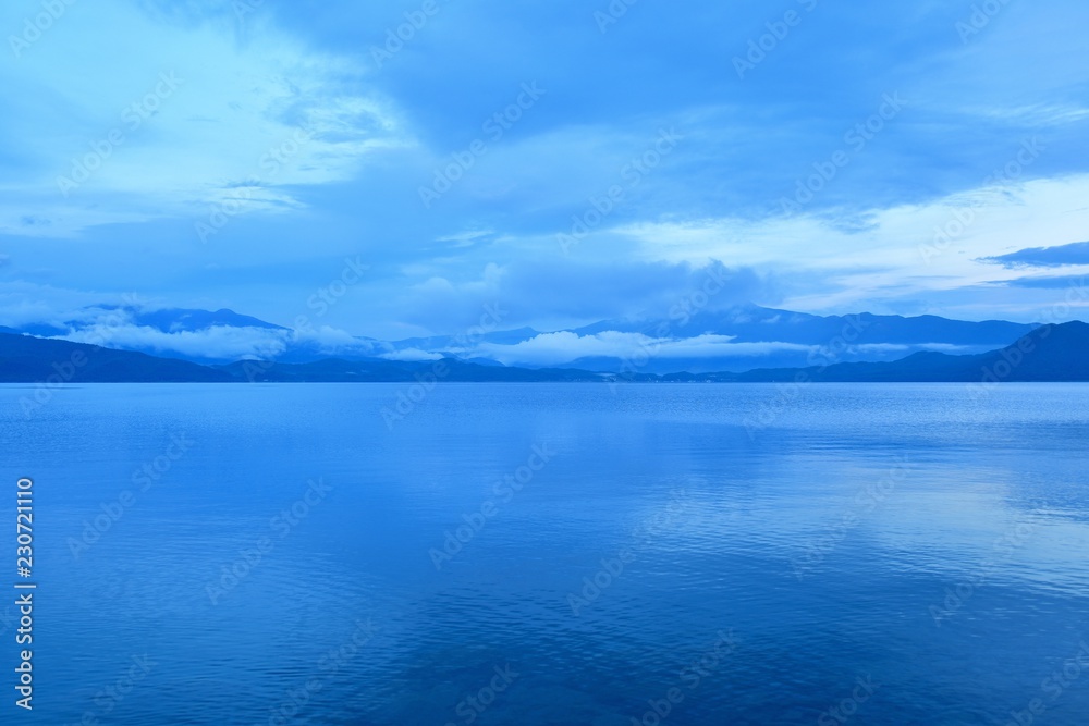 夕暮れの田沢湖の情景