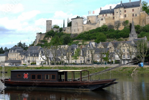 La Forteresse royale de Chinon (Xe-XIIe siècles), elle domine la ville et la Vienne affluent de la Loire, barque à fond plat (Gabare), "Château de la Loire, département d'Indre-et-Loire, France