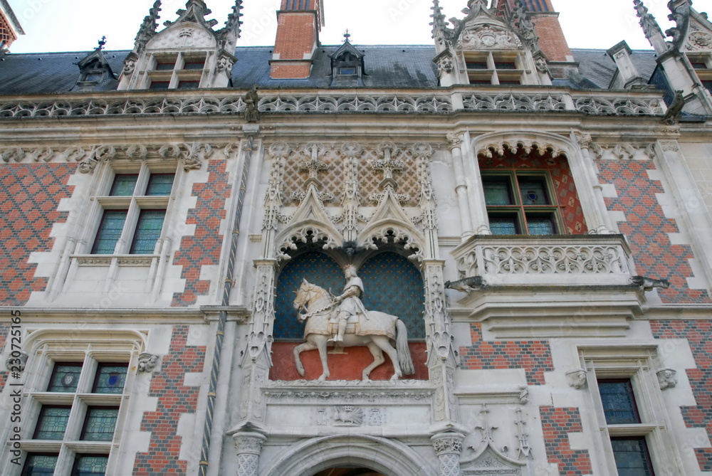 Fototapeta premium Château royal de Blois, statue équestre de Louis XII, résidence favorite des rois de France, fait parti des