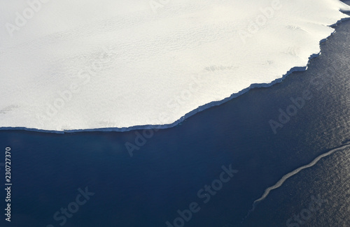 Flying over the antarctic peninsula © Santiago