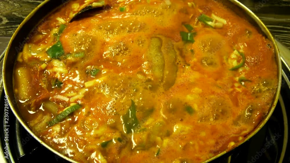 チーズ入り海鮮トッポギ鍋 / Boiling hot pot type of Korean stirfried rice cakes