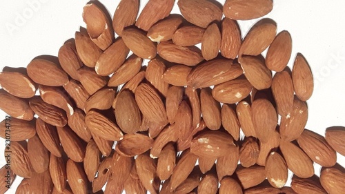 amandes cru sur fond blanc