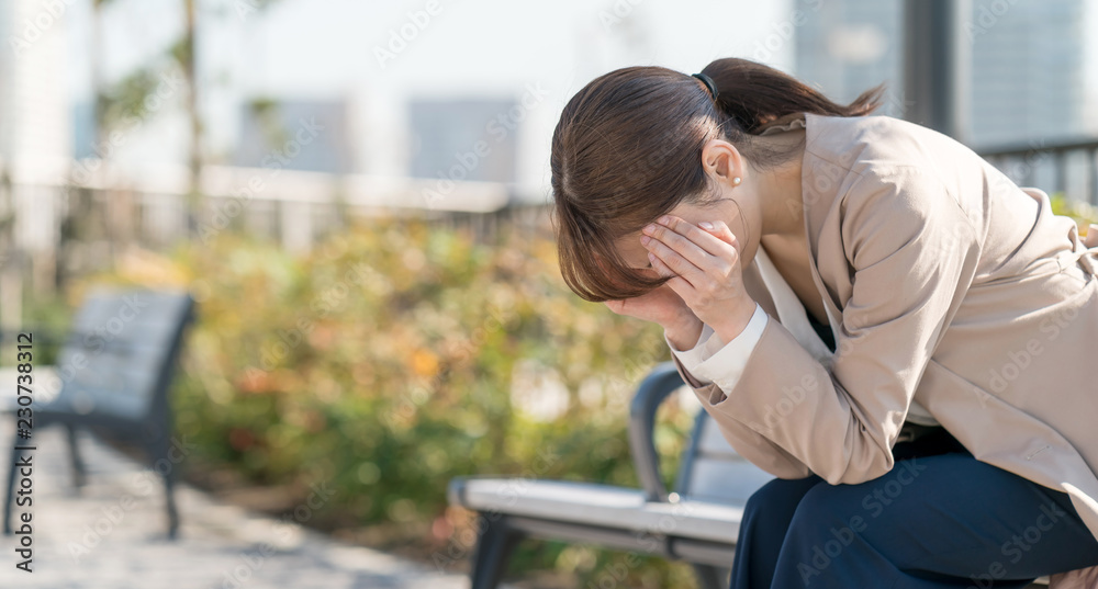 悩む女性 悩む女性