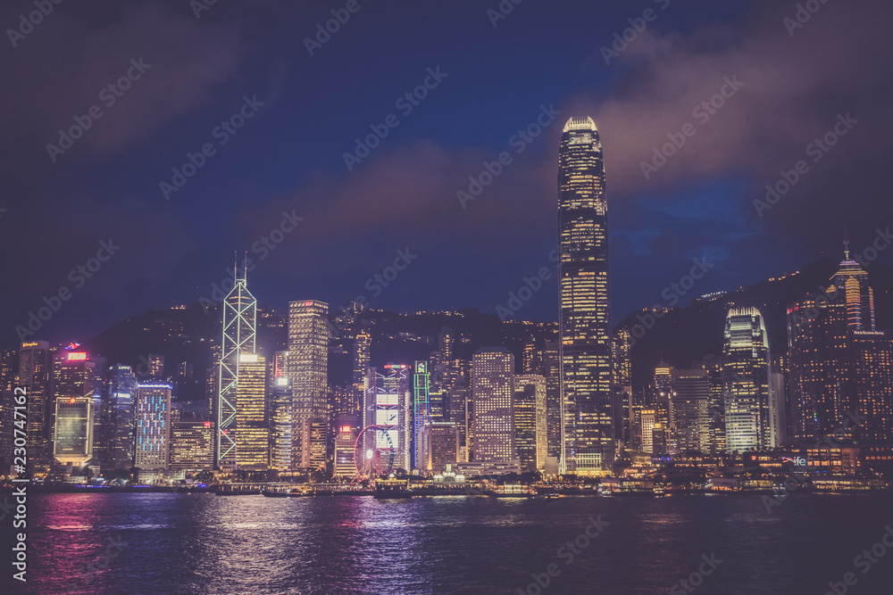 Obraz premium Hongkong - 13 sierpnia 2018: Wieczorne ulice słynnego harbera w Hongkongu