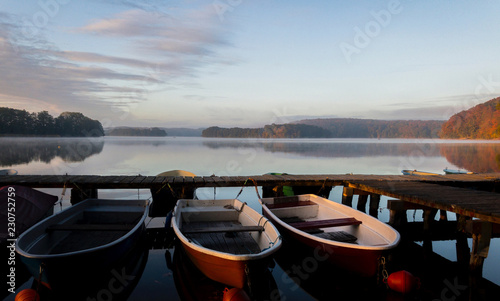 Boote im Herbst am See
