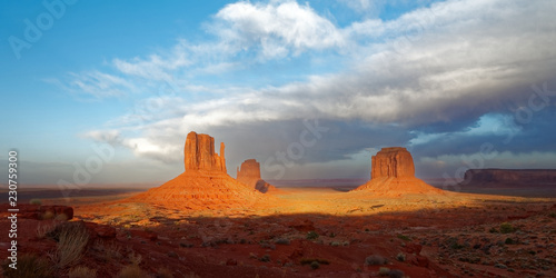 Coucher de soleil sur Monument Valley, Arizona / Utah / Navajo, USA