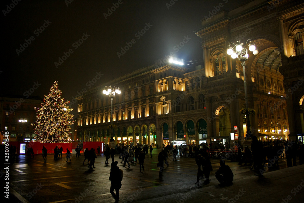 Piazza duomo con albero di Natale, Milano