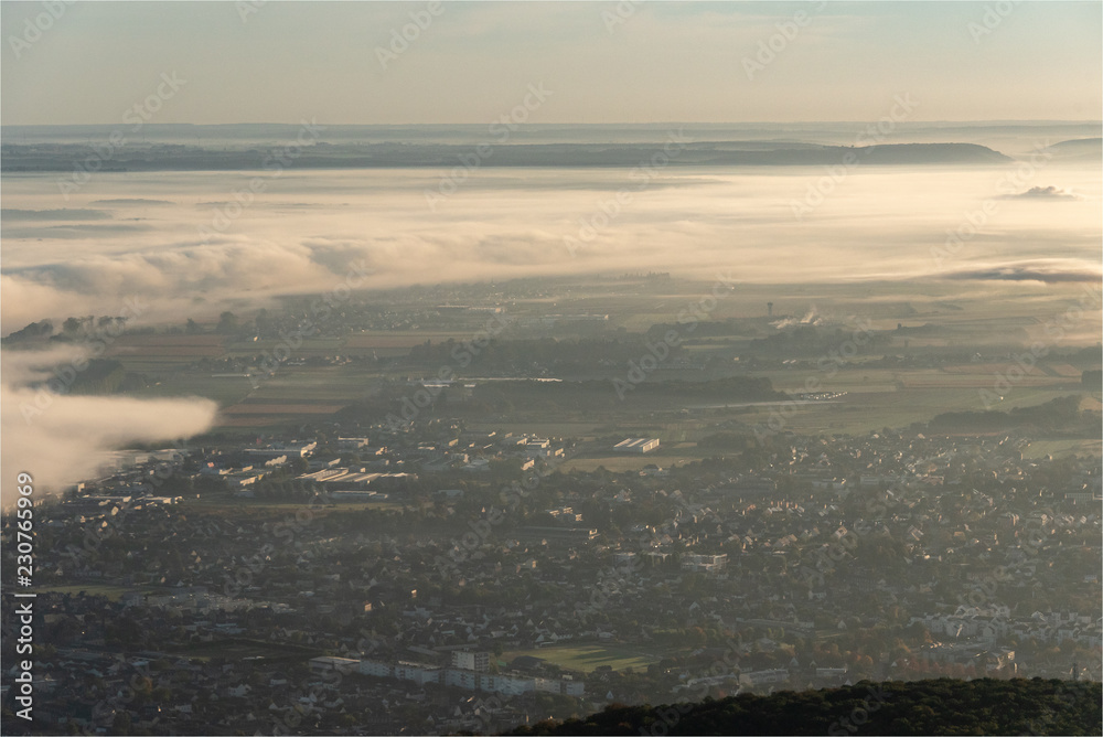 vue aérienne d'un paysage dans la brume à Caudebec-les-Elbeuf en Seine Maritime en France vue aérienne d'un paysage dans la brume à Caudebec-les-Elbeuf en Seine Maritime en France