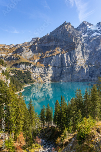 Wandern im Berner Oberland mit Blick auf die Schweizer Alpen und einen Bergsee – Oeschinensee, Kanton Bern, Schweiz