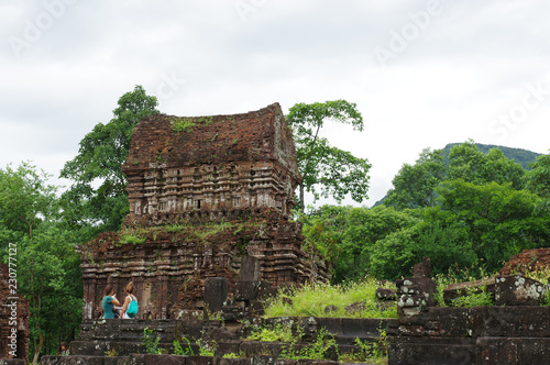 Deux touristes admirant les ruines de My Son photo