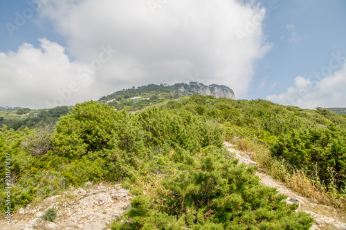 Sentiero die Fortini ist ein wunderschöner Wanderpfad mit einigen kleinen Festungsruinen, der sich an der Westküste der Insel Capri entlangschlängelt. photo