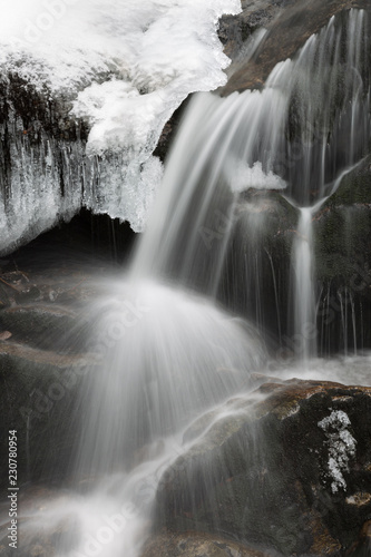 Fließendes Wasser und Eis