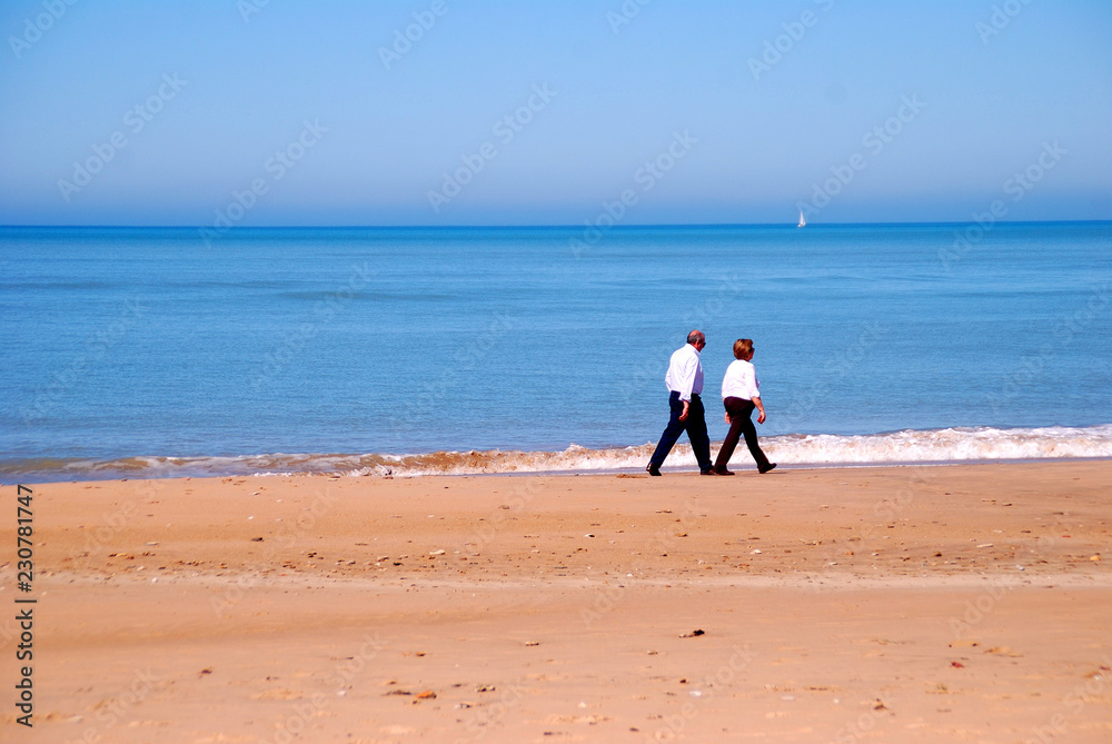 PAREJA PASEANDO POR LA PLAYA D TURISMO MARÍTIMO PAREJA PASEANDO POR LA PLAYA D TURISMO MARÍTIMO