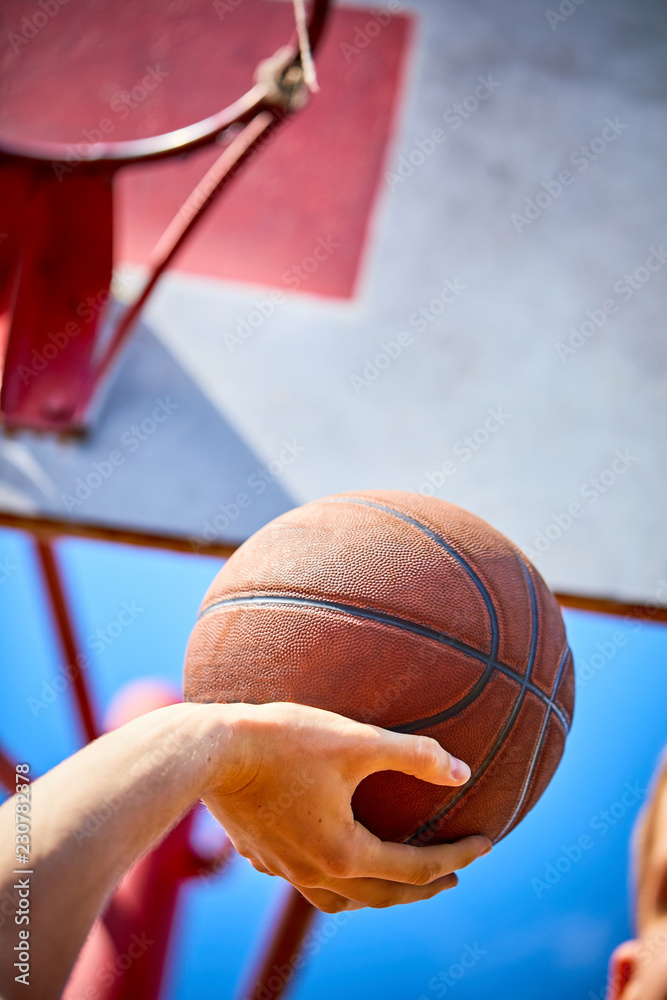 Fototapeta premium man holding a basketball