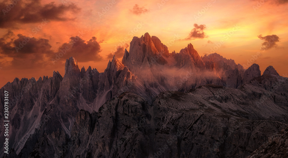 Dramatische Sonnenuntergang über der Cadini Gruppe in der Dolomiten