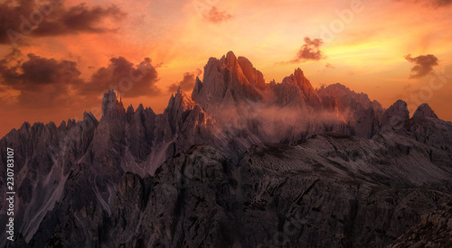 Dramatische Sonnenuntergang   ber der Cadini Gruppe in der Dolomiten