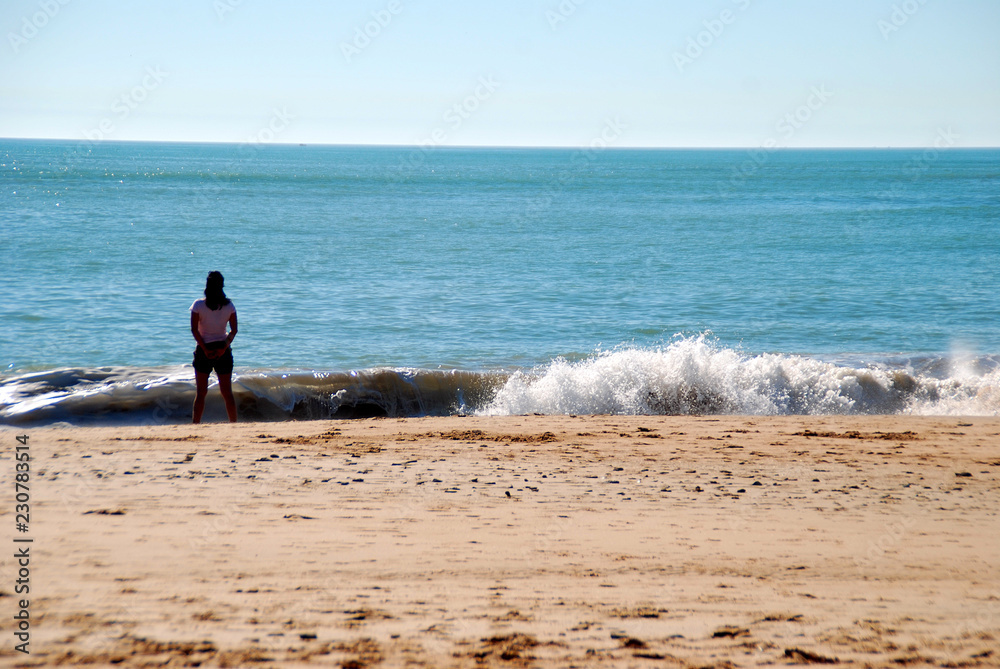 CHICA OBSERVANDO EL MAR