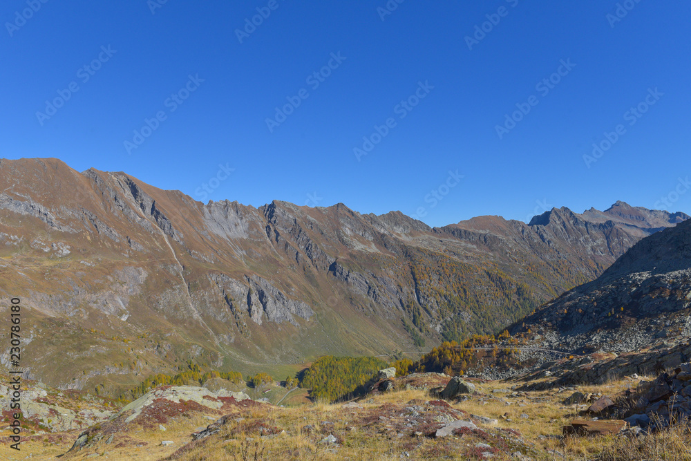 Fantastico panorama delle cime delle montagne in autunno 