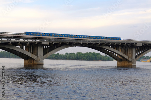 Fototapeta Naklejka Na Ścianę i Meble -  bridge over the Dnieper River in Kyiv