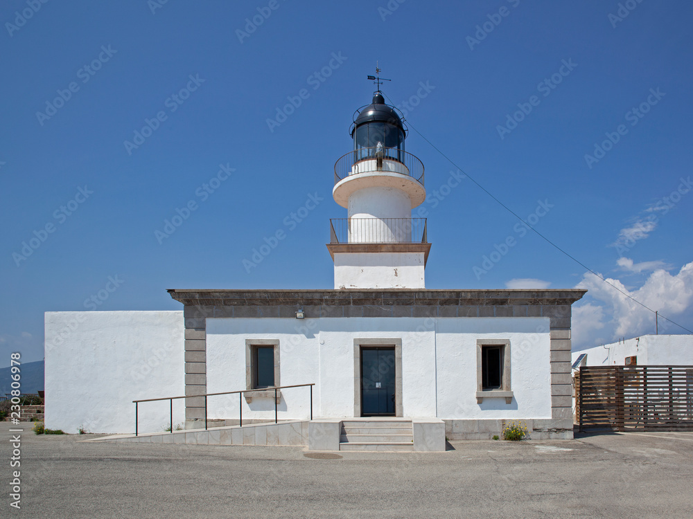 Phare blanc sur fond de ciel bleu en été sur le front de mer de Cadaqués en Espagne.