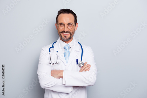 Photo of brunet hair bristle doc assistant folded hands over che
