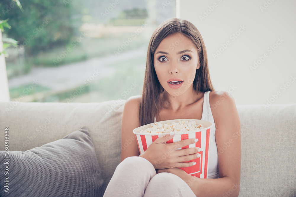 Naklejka premium Wow omg! Crazy fan of popular serial looking see watching lookin