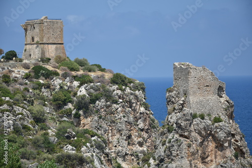 Ruiny wież obronnych na Sycylii