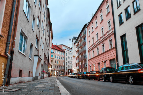 Road in a residential area of Munich © badahos