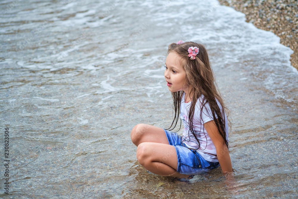 Мокрая дочь. Дочка на озере. Девочка купается в фонтане. Мокрое платье. Мокрая дочь.