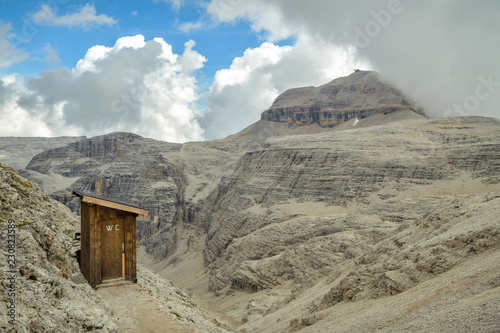 Foto Quality time in wooden outhouse with view on Piz Boe in Dolomites