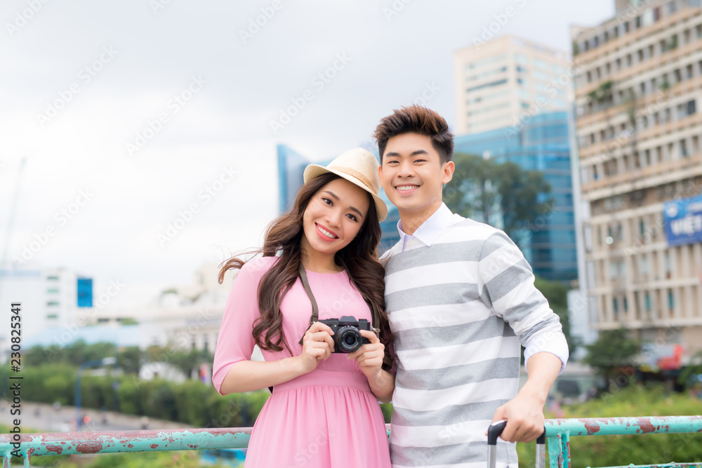 Naklejka premium Happy Young Man And Beautiful Smiling Woman Traveling And Sightseeing City Attrcations. High Quality Image.