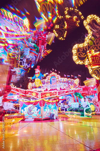 Foto Jahrmarkt bunte Kirmes und Karussell viel Spaß im Park Lunst