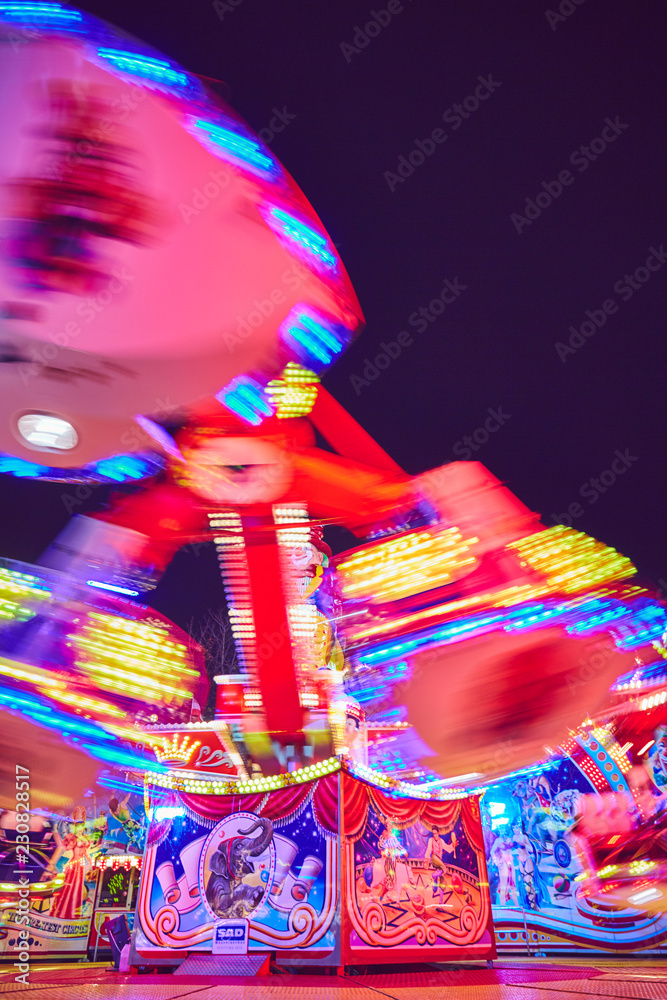 Fototapeta premium Jahrmarkt bunte Kirmes und Karussell viel Spaß im Park Lunst