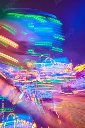 Jahrmarkt bunte Kirmes und Karussell viel Spaß im Park Lunst