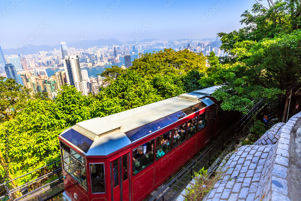 Fototapeta premium Peak Tram to kolejka linowo-terenowa w Hongkongu prowadząca do najwyższego punktu wyspy: Wzgórza Wiktorii.