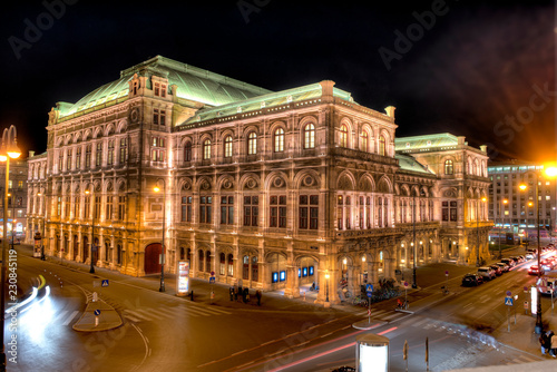 Die Wiener Staatsoper bei Nacht und künstlicher Beleuchtung