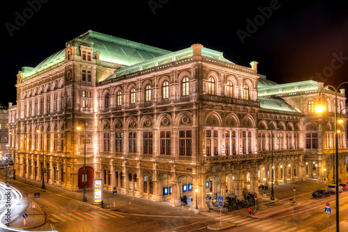 Die Wiener Staatsoper bei Nacht und künstlicher Beleuchtung © Frank Wagner