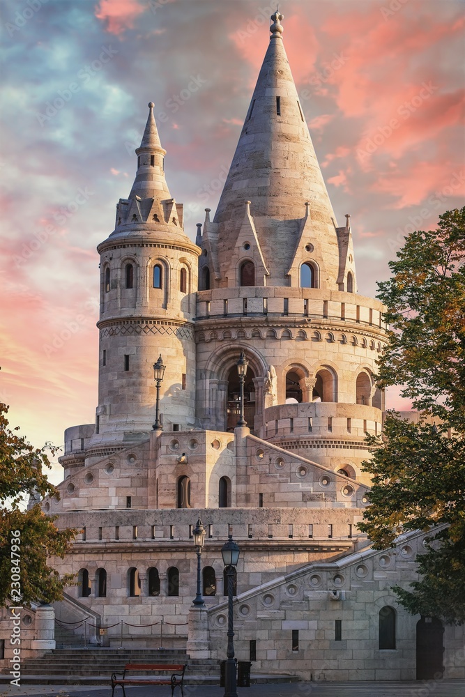 Fototapeta premium Wschód słońca w Baszcie Rybackiej w Budapeszcie, Węgry.