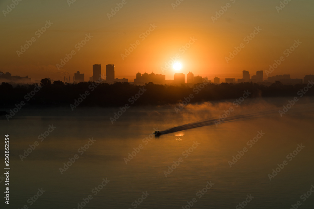 Naklejka premium Boat sailing Dneper river before sunrise early in the morning in Kyiv, Ukraine.