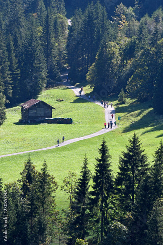 wanderer im kleinwalsertal